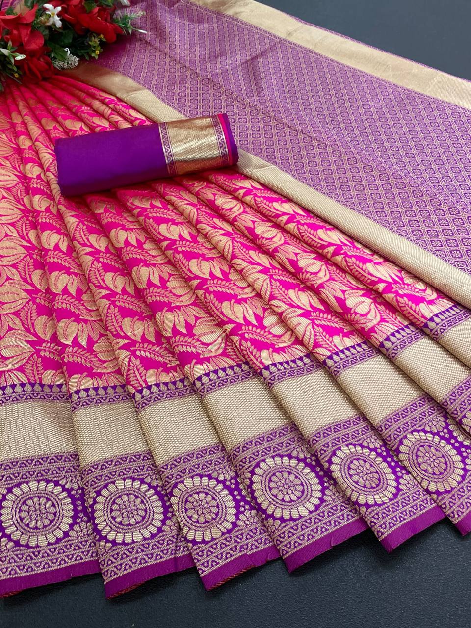 Women Leaf Print Saree with Contrast Border