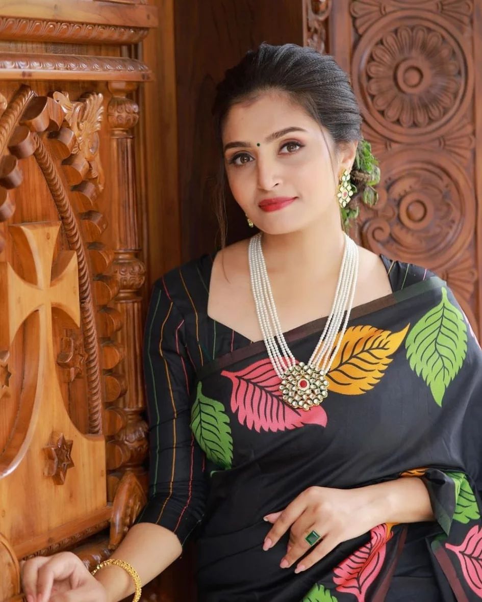 Women's Soft Silk Saree With Unstitched Blouse Piece