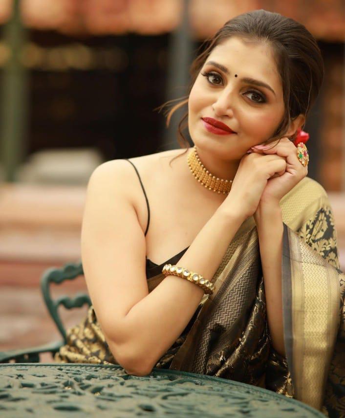 Banarasi Silk Saree with Intricate Zari Work, Unstitched Blouse Piece, Festive & Wedding Wear (Black)