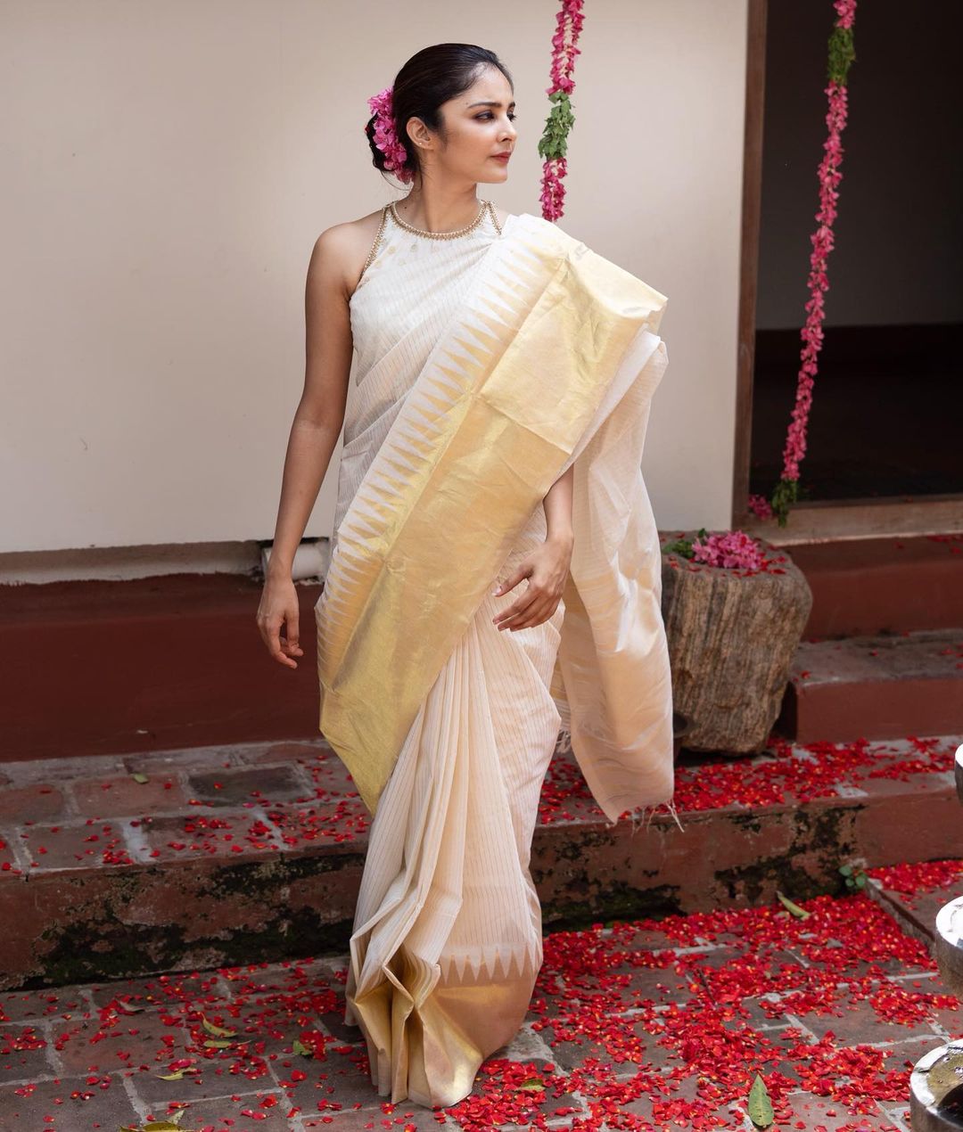 Self Design Banarasi Jacquard Saree  (Cream)
