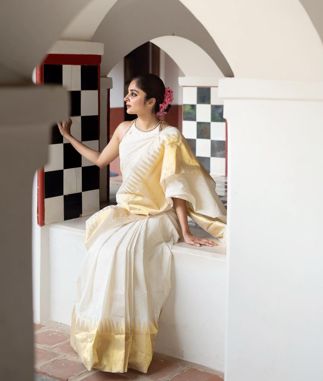 Self Design Banarasi Jacquard Saree  (Cream)