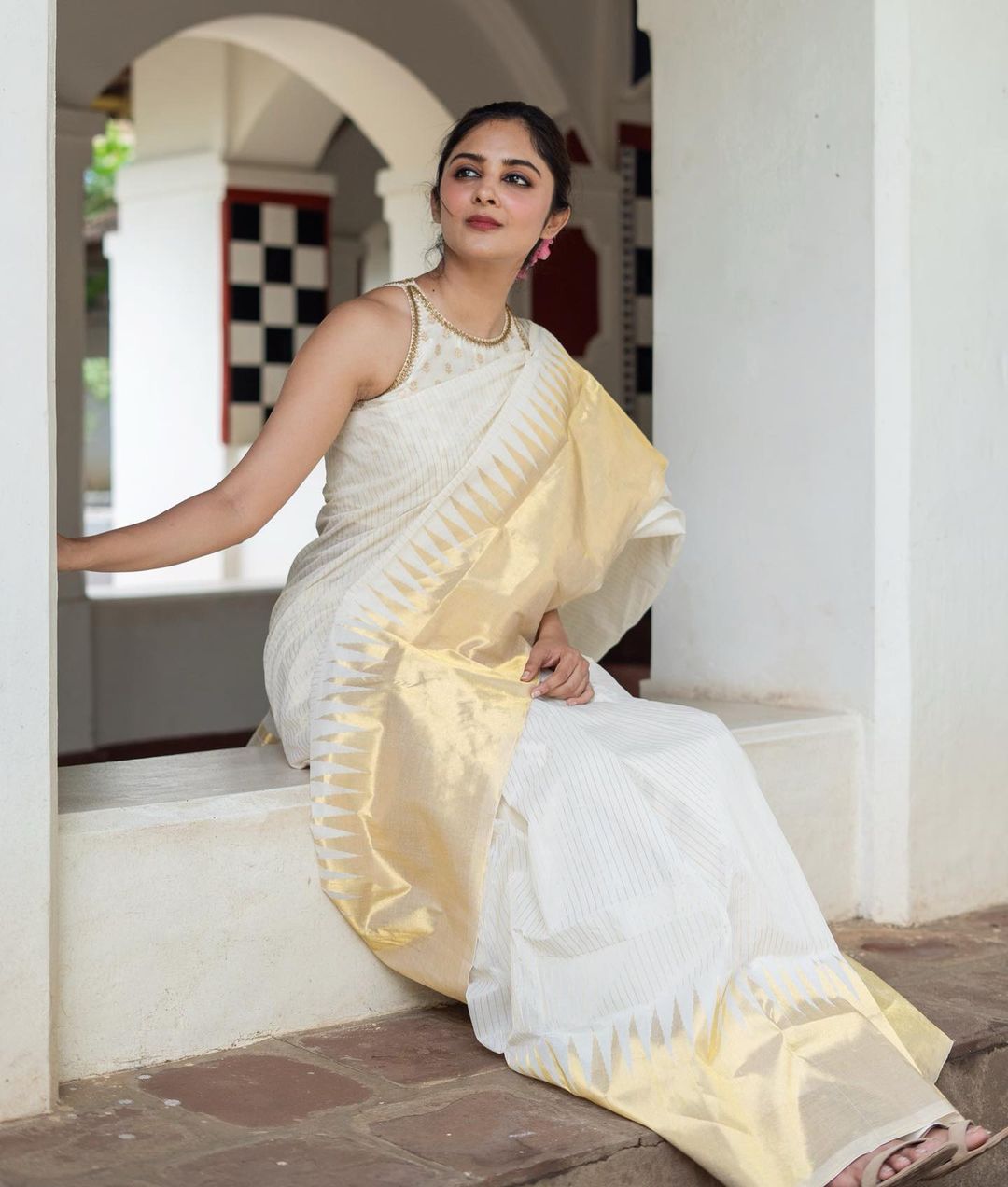 Self Design Banarasi Jacquard Saree  (Cream)