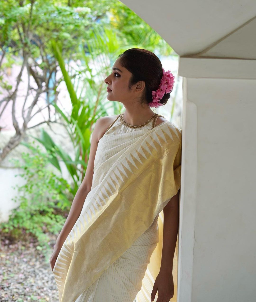 Self Design Banarasi Jacquard Saree  (Cream)