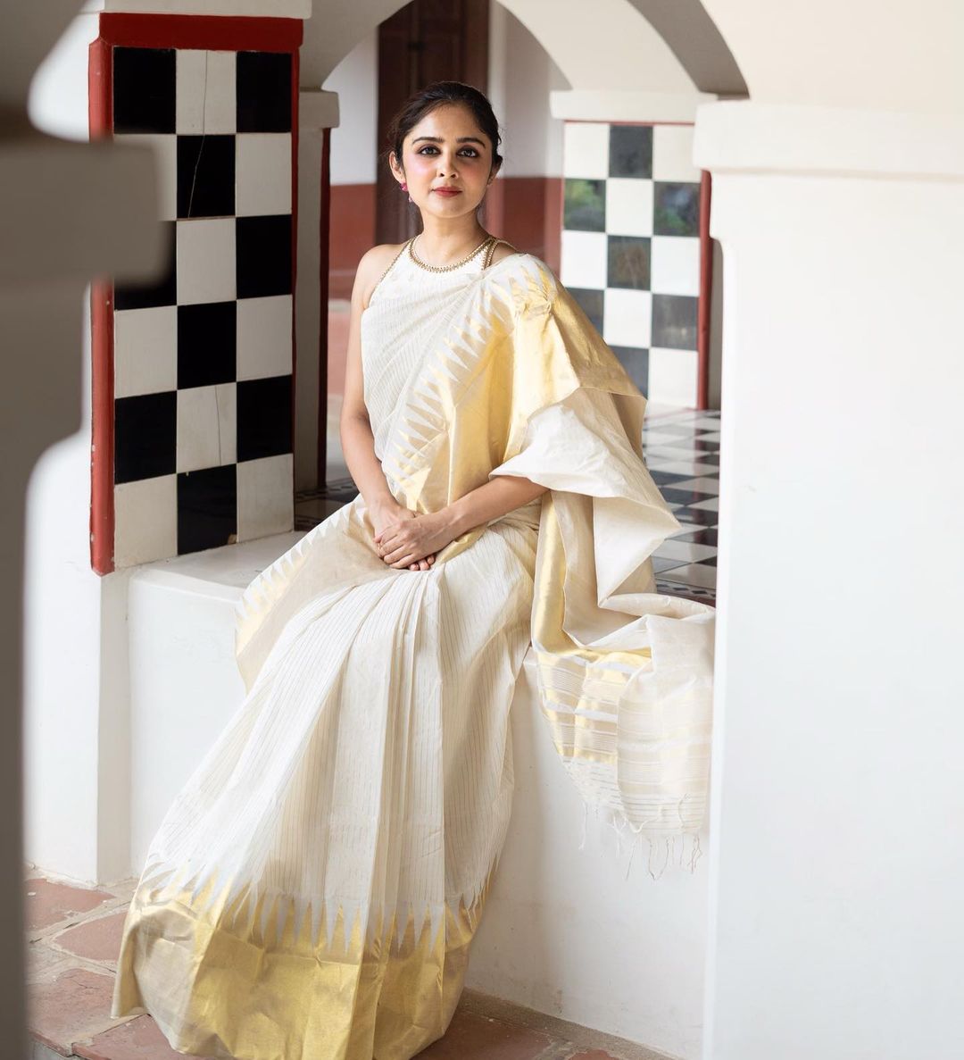 Self Design Banarasi Jacquard Saree  (Cream)