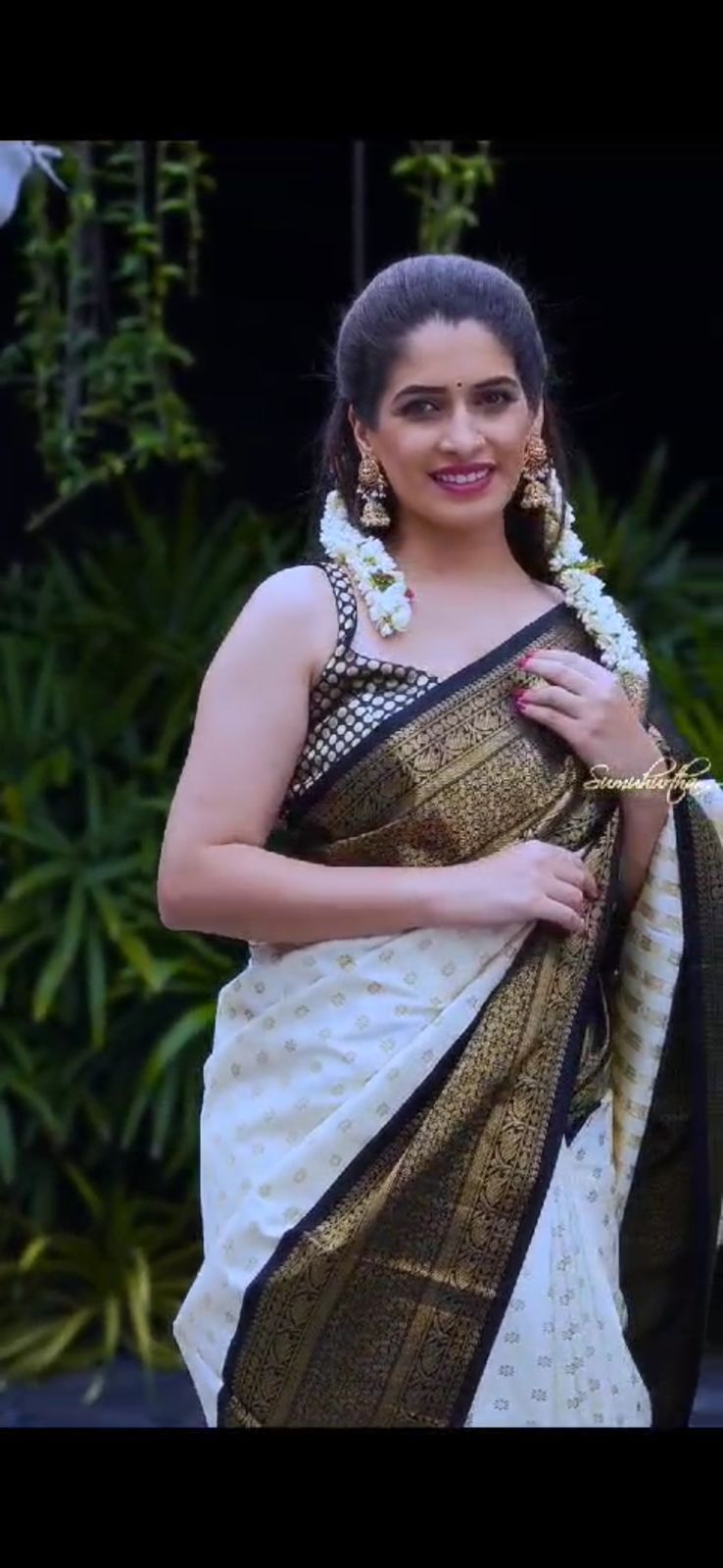 Self Design Bollywood Silk Blend Saree