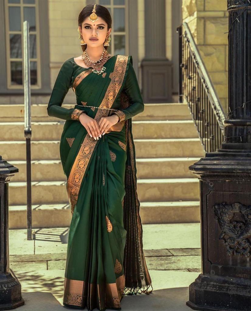 The Vuvea Woven Kanjivaram Silk Blend Jacquard Saree in Green