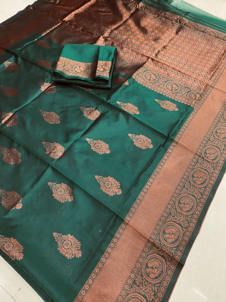 The Vuvea Woven Kanjivaram Silk Blend Jacquard Saree in Green