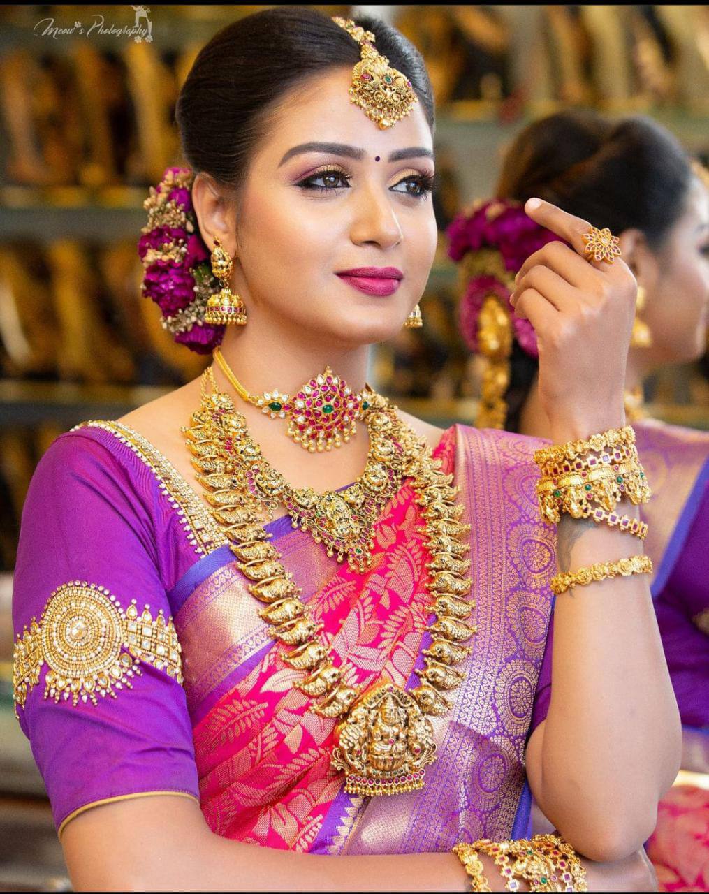 Women Leaf Print Saree with Contrast Border