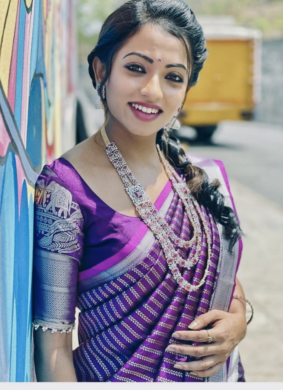 Women Paisley Woven Saree with Contrast Border
