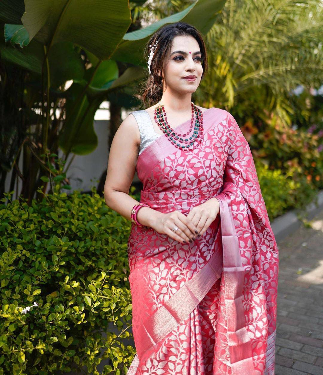 Woven Banarasi Silk Blend Saree (Pink)