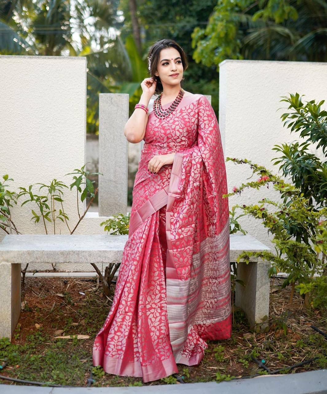 Woven Banarasi Silk Blend Saree (Pink)
