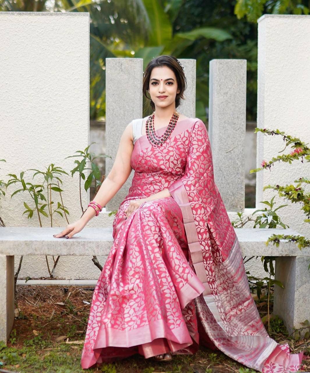 Woven Banarasi Silk Blend Saree (Pink)