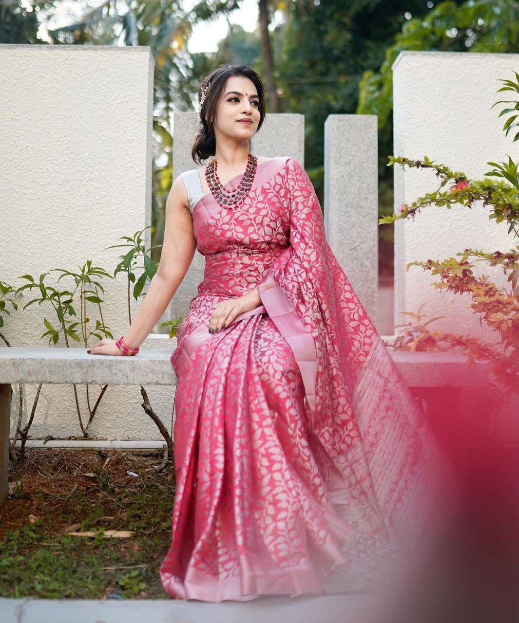 Woven Banarasi Silk Blend Saree (Pink)