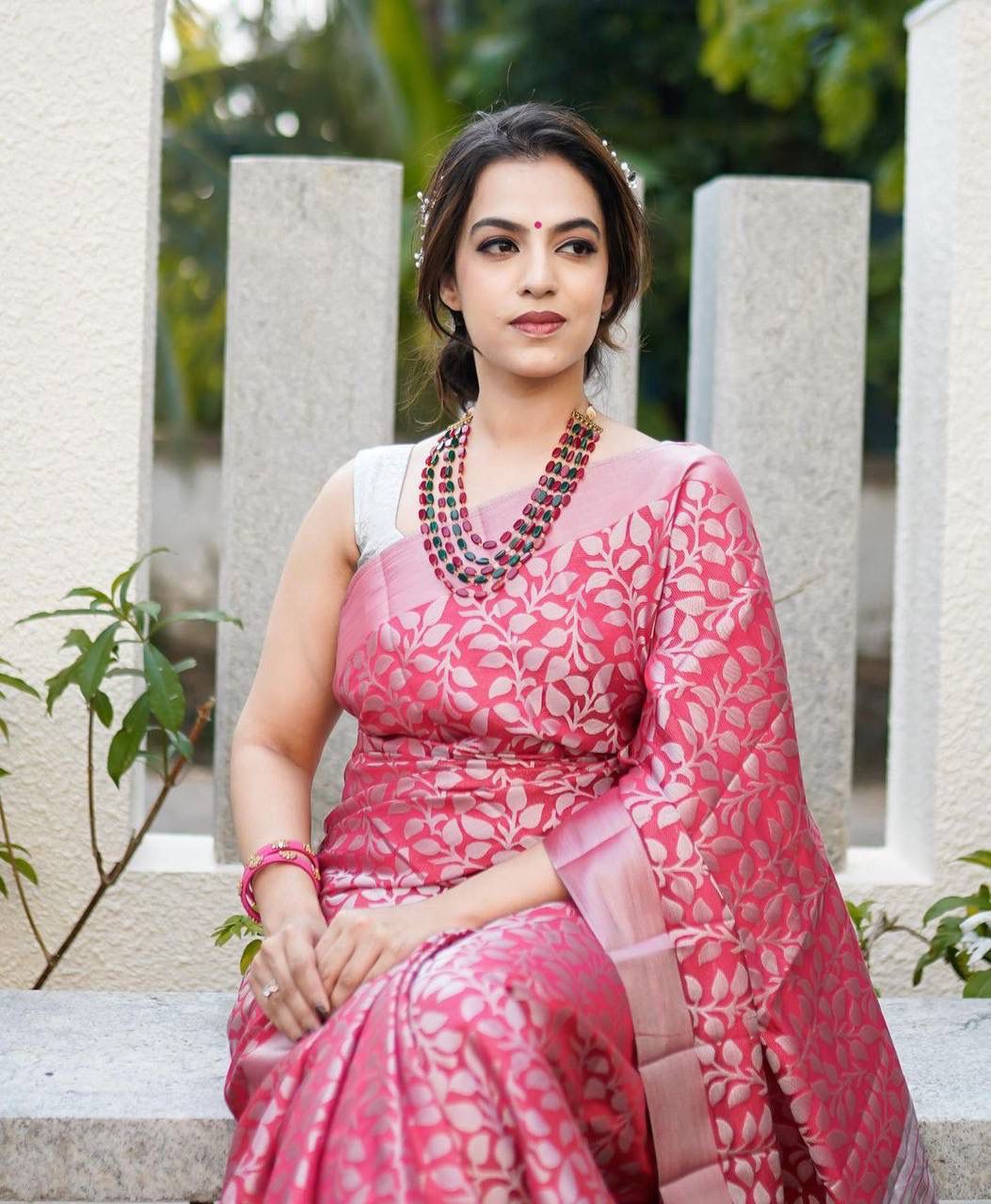Woven Banarasi Silk Blend Saree (Pink)