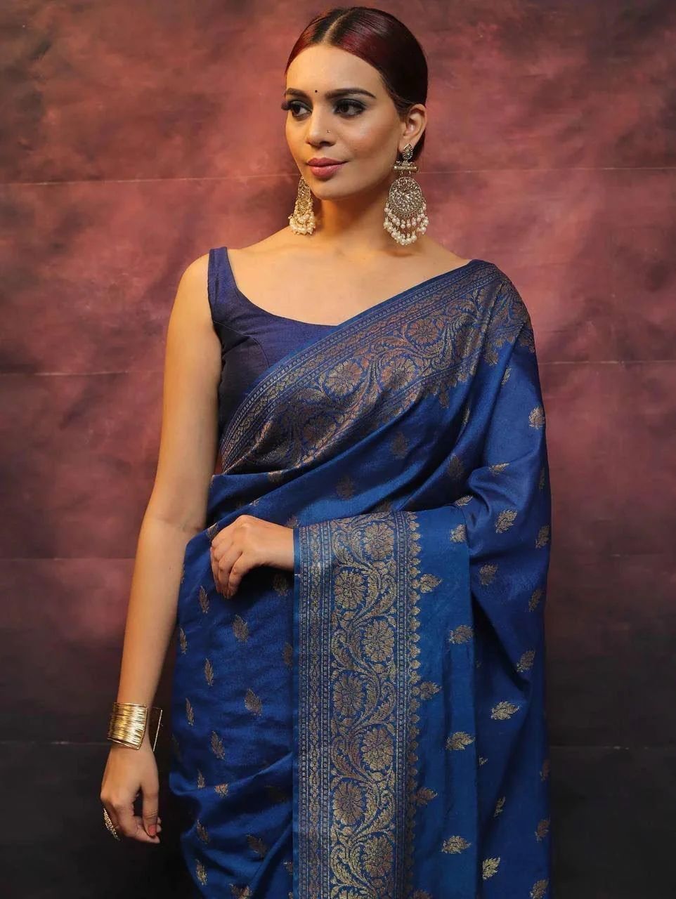 Woven Kanjivaram Silk Saree Art Silk Saree