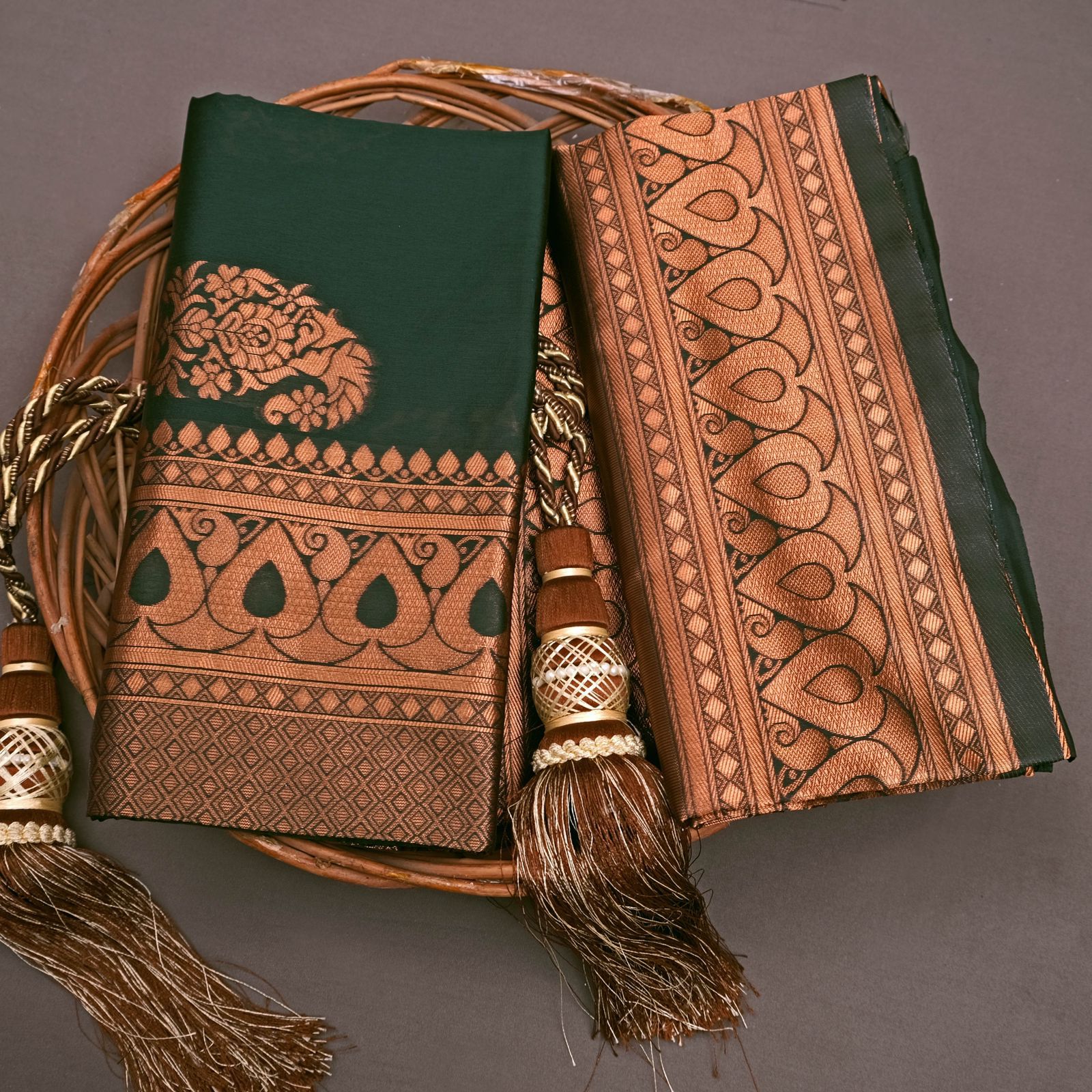 Woven Kanjivaram Pure Silk, Art Silk Saree  (Green)